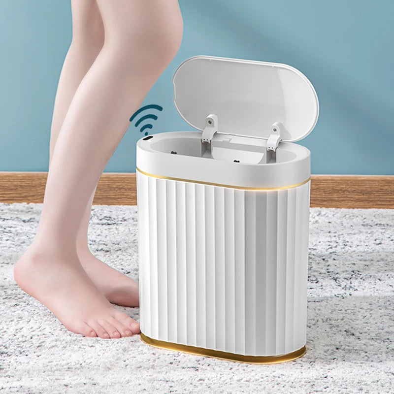 Poubelle à capteur argent clair dans une salle de bain design