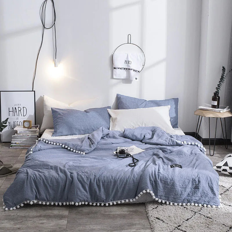 Couvre-lit léger blanc gris dans une chambre moderne