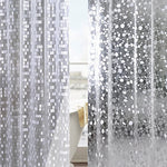 Détail du motif géométrique 3D sur le rideau de douche transparent