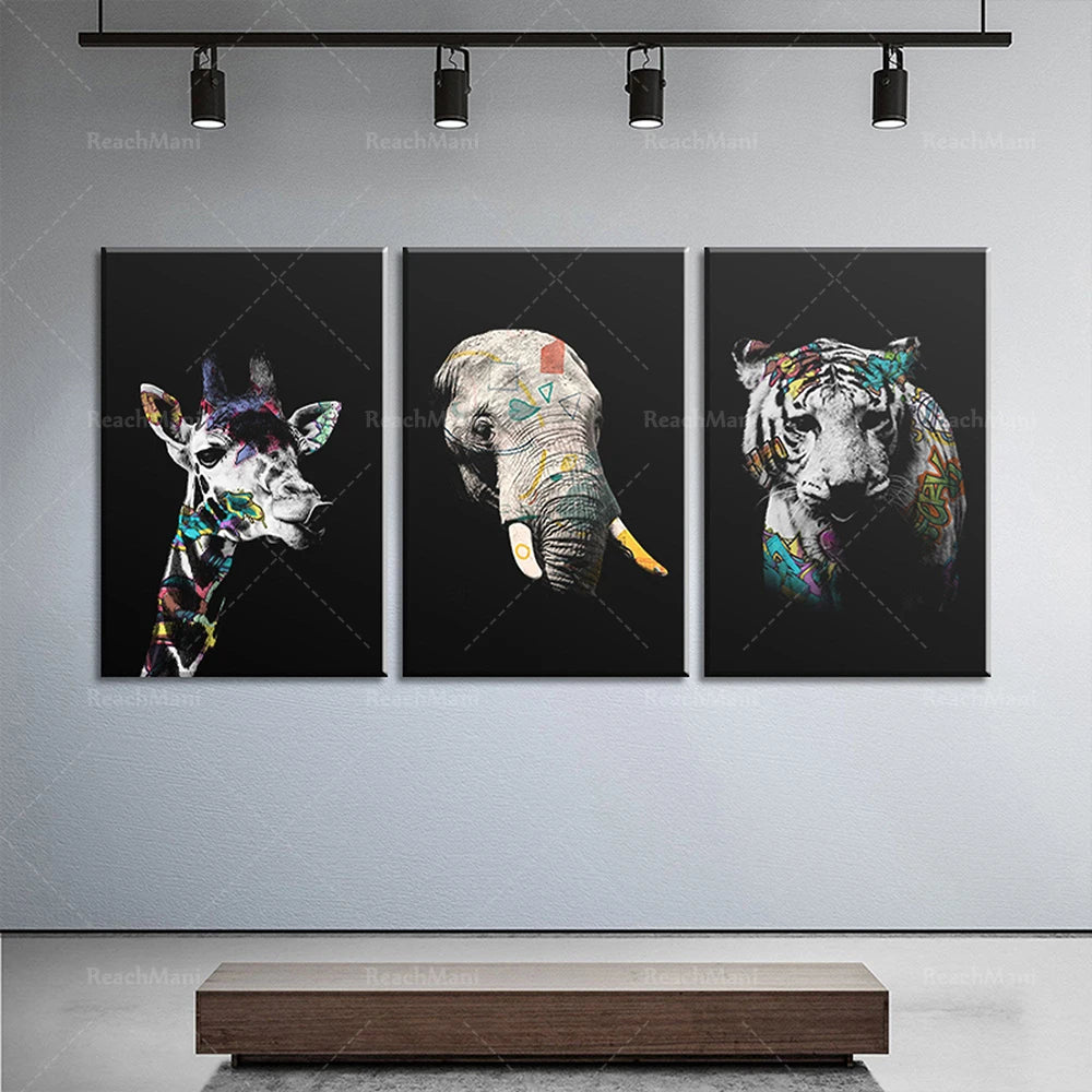 Affiches artistiques en noir et blanc représentant une girafe, un éléphant et un tigre aux motifs colorés, créant une décoration murale moderne et fascinante.