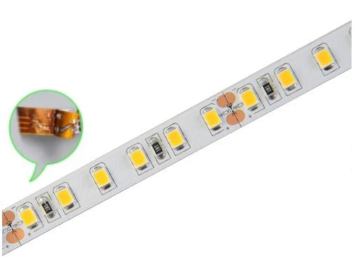 Bande LED en action avec éclairage blanc chaud