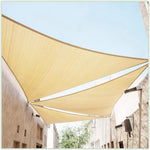 Voile d'ombrage triangulaire rouge installée sur une terrasse