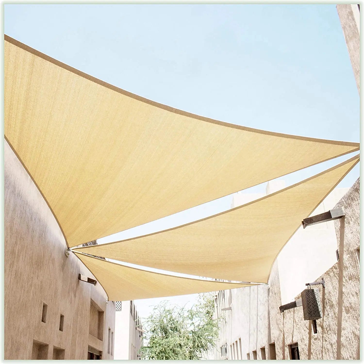 Voile d'ombrage triangulaire rouge installée sur une terrasse