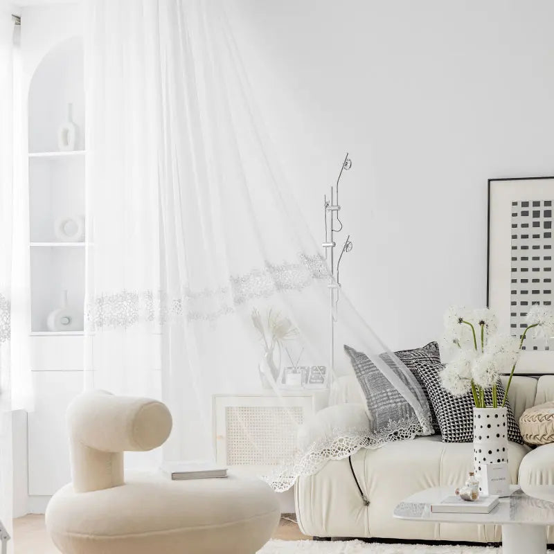 Détail de la broderie sur rideau voilage blanc