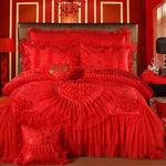 Parure de lit en coton satin jacquard rouge avec dentelle en forme de coeur sur un lit