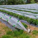 Application des pinces sur voile d'ombrage dans un jardin