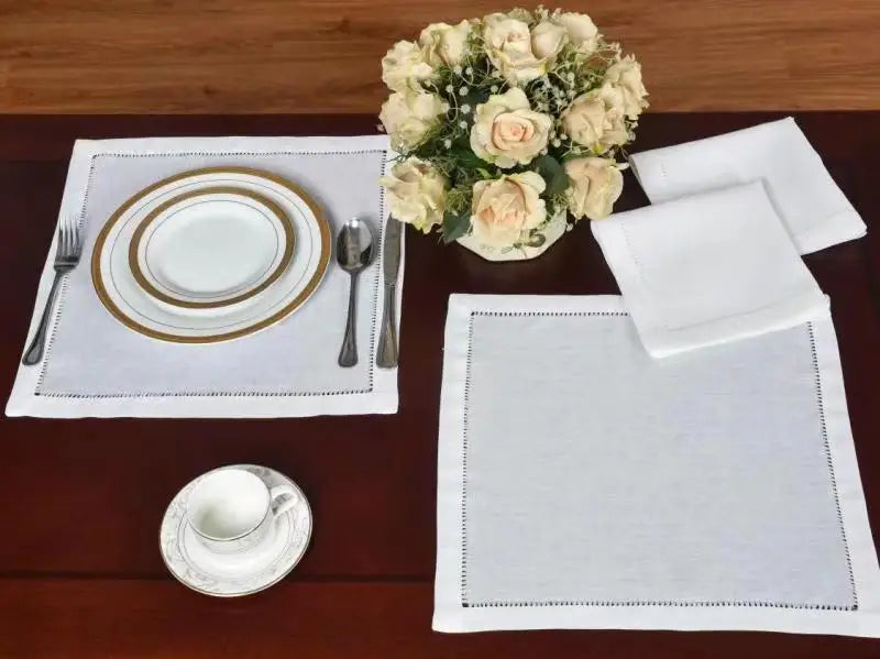 Napperon en lin blanc avec broderie délicate pour décoration intérieure