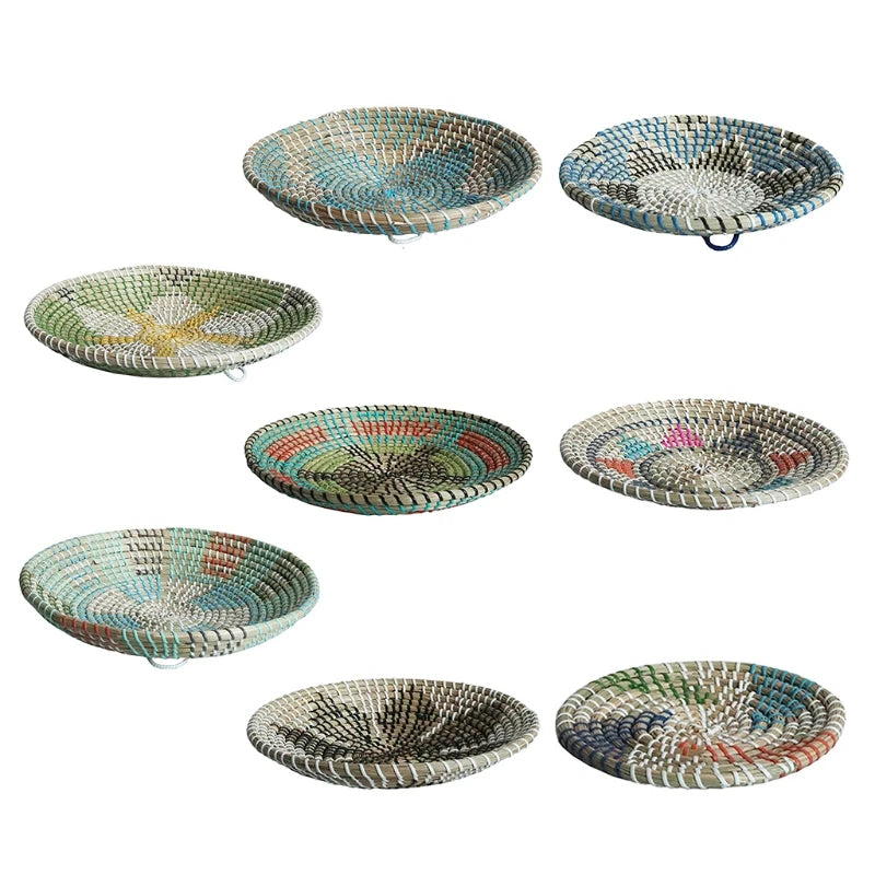 Panier tressé en rotin utilisé comme décoration murale dans un salon moderne