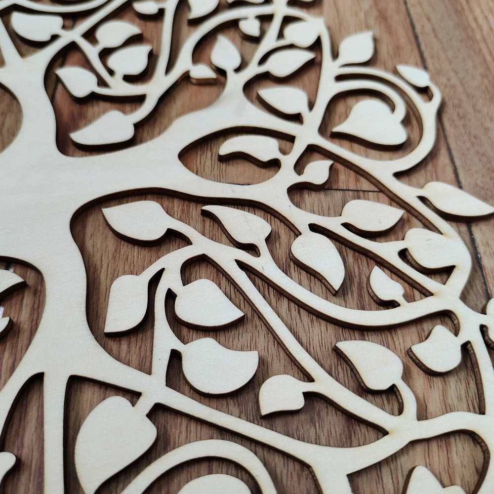 Arbre de vie en bois accroché dans un salon moderne