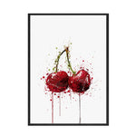 Cette image montre deux cerises rouges éclaboussées de gouttes rouges et vertes, créant une composition artistique abstraite et dynamique.