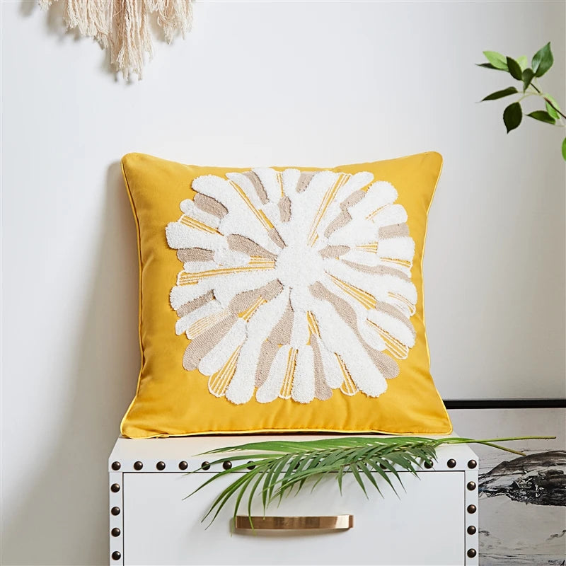 Détail broderie étoile de mer jaune sur coussin bleu