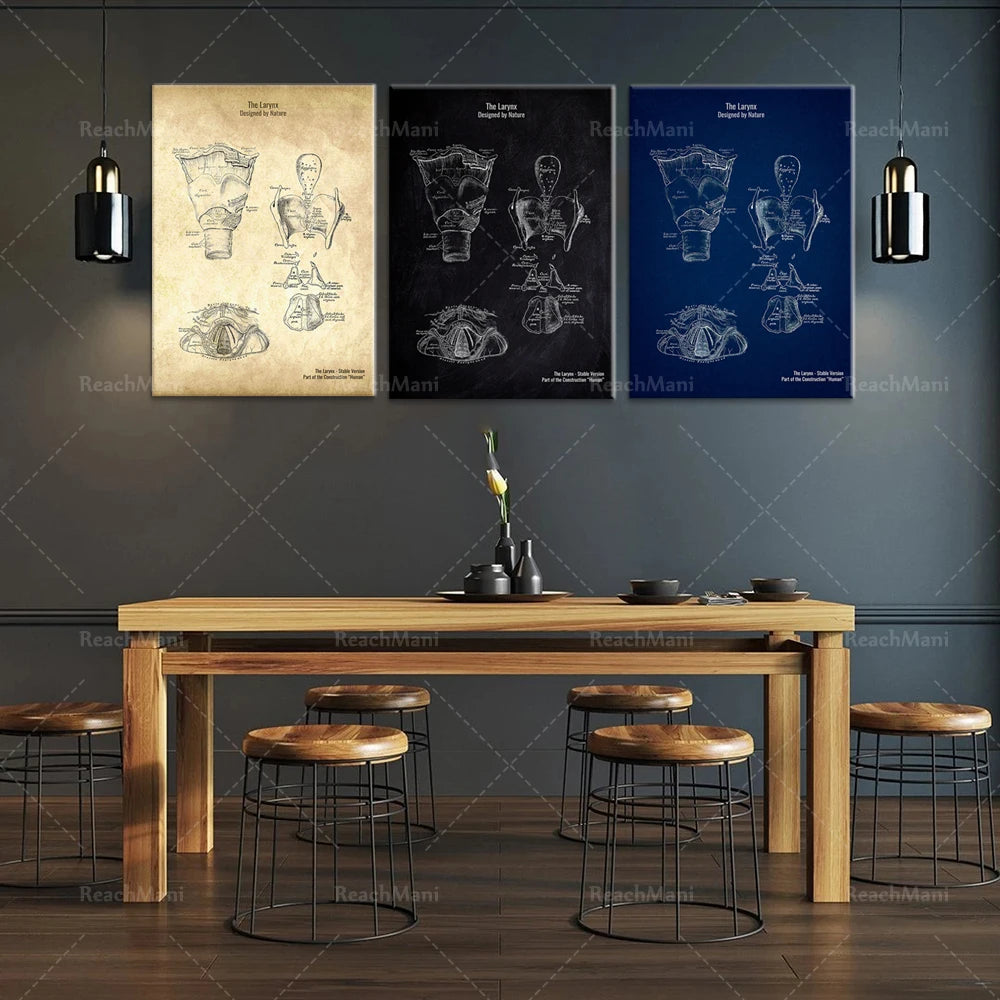 Cette image présente une salle à manger moderne avec une table en bois et des tabourets en métal, ainsi que trois affiches encadrées représentant des brevets de conception pour un produit appelé "Reach Mani".