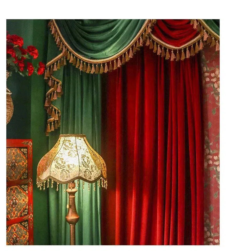 Rideaux élégants en velours rouge et vert avec détails dorés, idéal pour une décoration intérieure sophistiquée. Décoratif et luxueux, ce rideau ajoute une touche de chic classique à tout salon ou salle à manger. Parfait pour créer une ambiance chaleureuse et accueillante. Fixé près d'une lampe victorieuse et de meubles richement ornés, ce rideau est un choix parfait pour une décoration intérieure vintage raffinée.