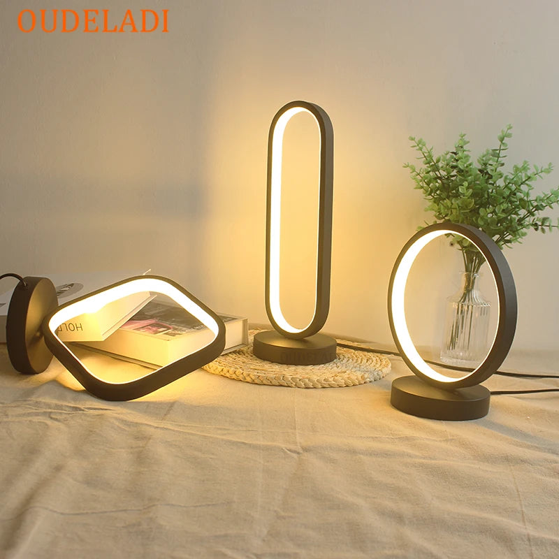 Lampe de chevet noire moderne avec anneau design sur table de nuit