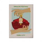 Illustration colorée représentant le festival Sinulog dans la ville de Cebu, avec une figure féminine portant une couronne brandissant un drapeau rouge, entourée de mains géantes dans un paysage sablonneux.