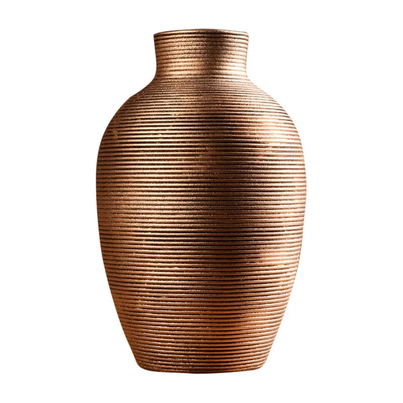 Vase en céramique nordique moderne de couleur jaune sur table en bois
