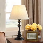 Lampe de chevet noire avec abat-jour en lin dans un salon