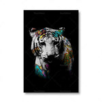 Tigre blanc avec un motif coloré et artistique sur son pelage, sur un fond sombre.
