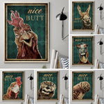 Des œuvres humoristiques représentant des gros plans d'animaux drôles avec le texte "nice butt" sur des cadres vintage verts et dorés.