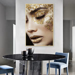 Affiche décorative moderne installée dans un salon contemporain