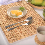 Set de table en bambou utilisé lors d'un repas festif