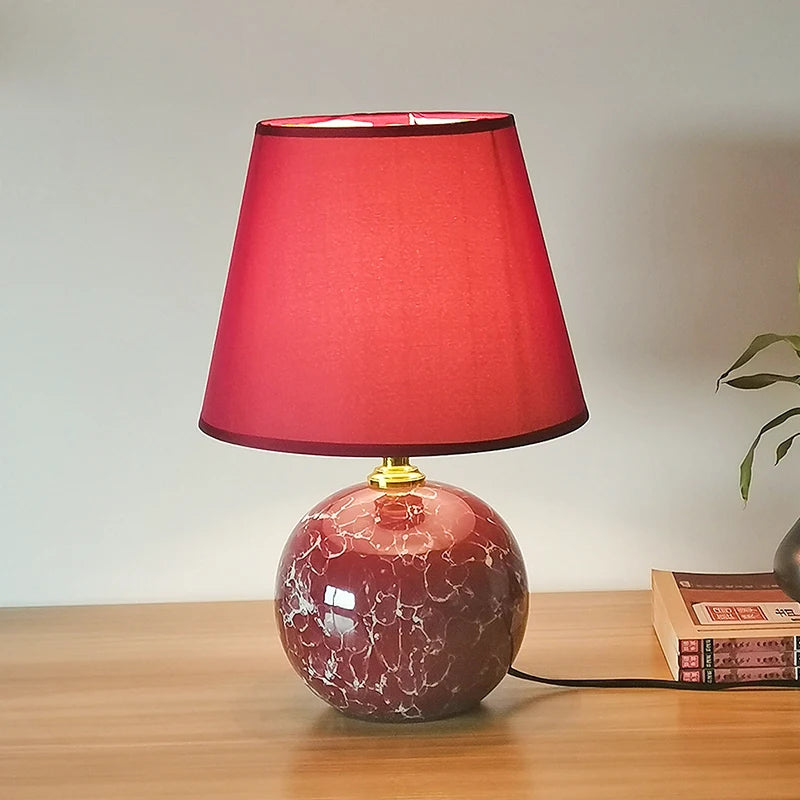 Détail de la base en céramique rose de la lampe de chevet