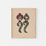 Deux silhouettes humanoïdes au motif fleuri sur un fond beige.