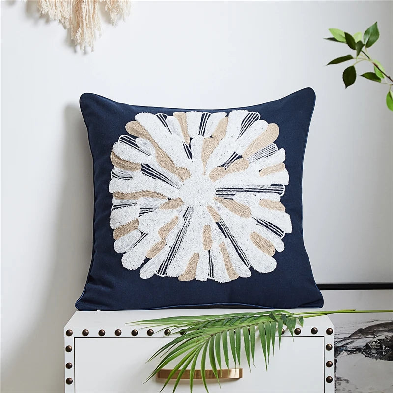 Coussin côtier bleu nuit sur canapé gris
