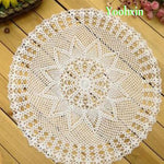 Napperon rond crochet moderne noir sur table