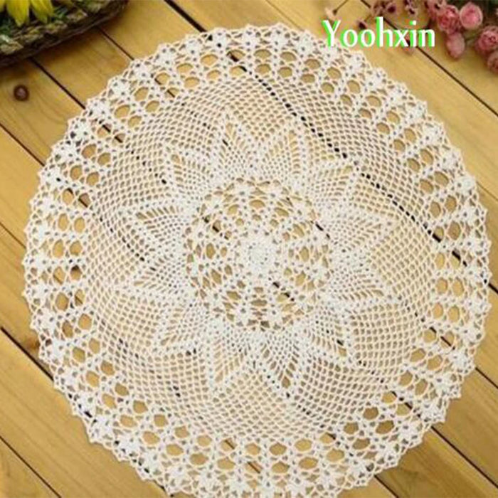 Napperon rond crochet moderne noir sur table