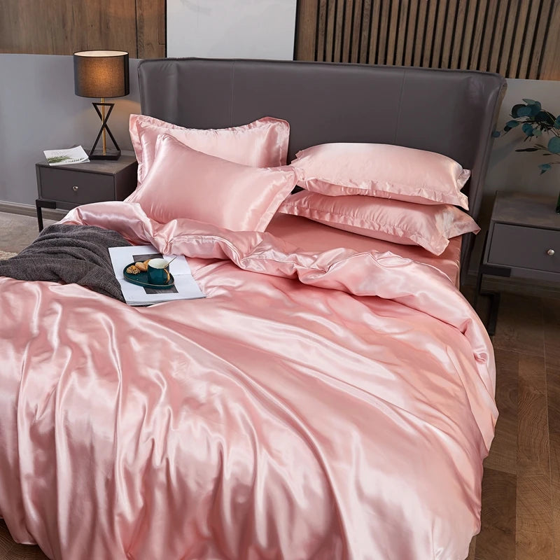 Parure de lit en satin gris dans une chambre décorée