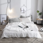 Couvre-lit patchwork blanc et gris sur lit double