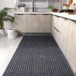 Détail du motif rayé du tapis antidérapant pour intérieur