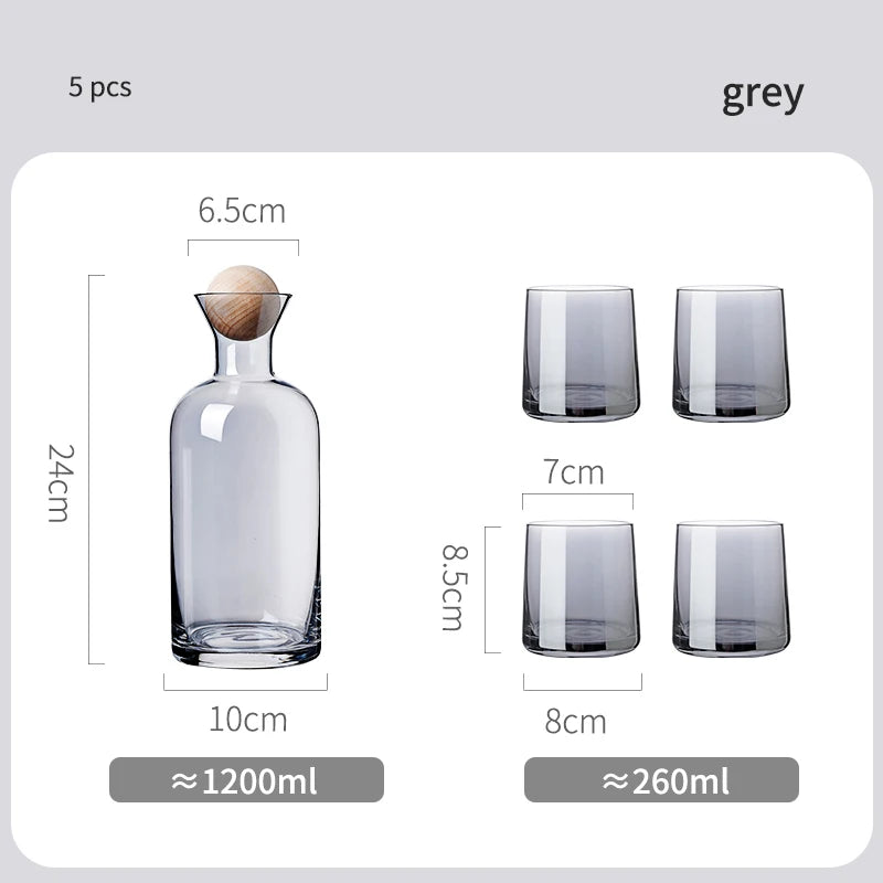 Ensemble de 5 articles en gris, comprenant une bouteille de cristal et 4 verres à whisky aux lignes épurées.