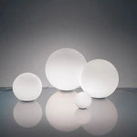 Boule lumineuse LED bleue dans un jardin la nuit