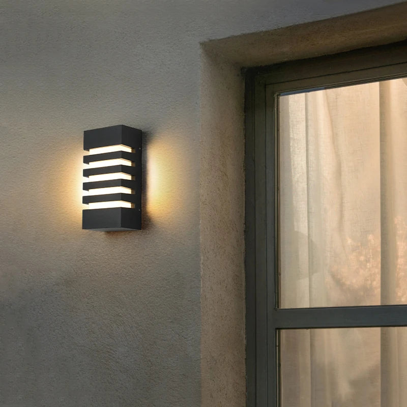 Éclairage de l'applique murale LED en blanc chaud sur une véranda