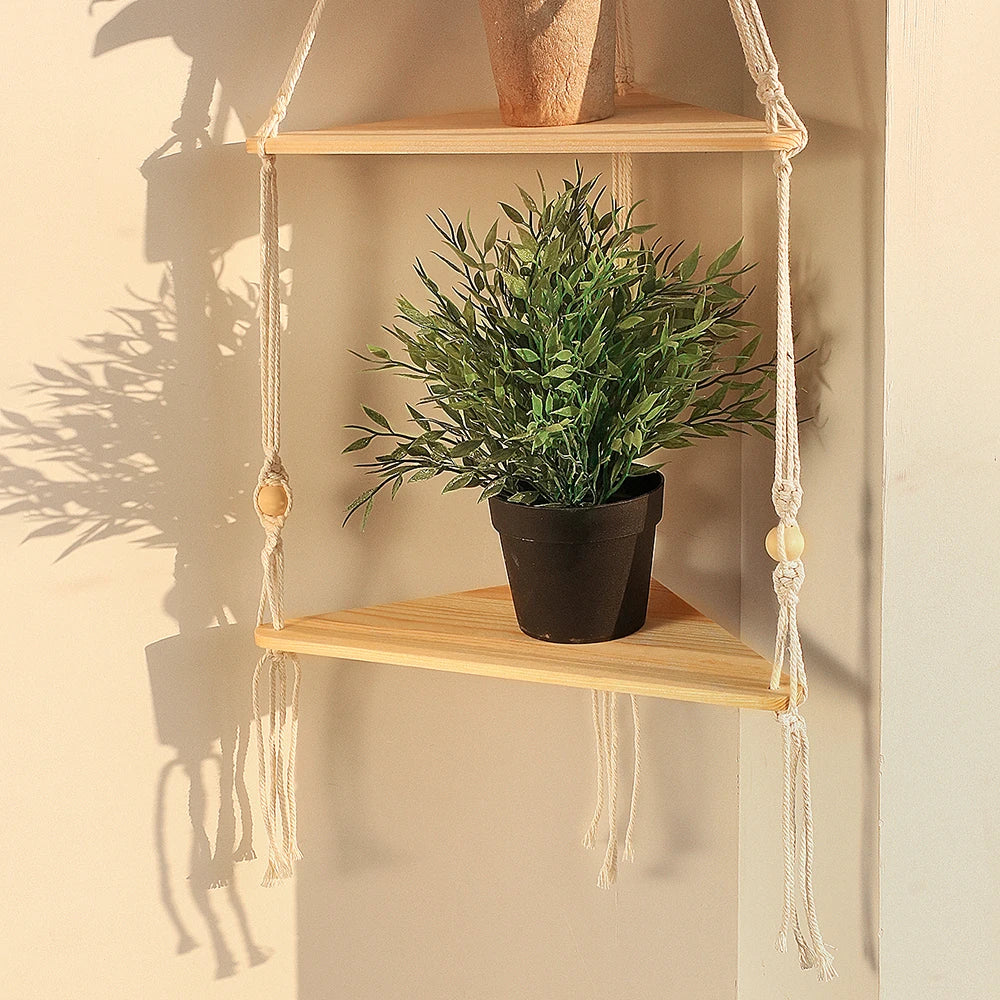 Étagère triangle macramé accrochée au mur d'une chambre avec bougies et décorations