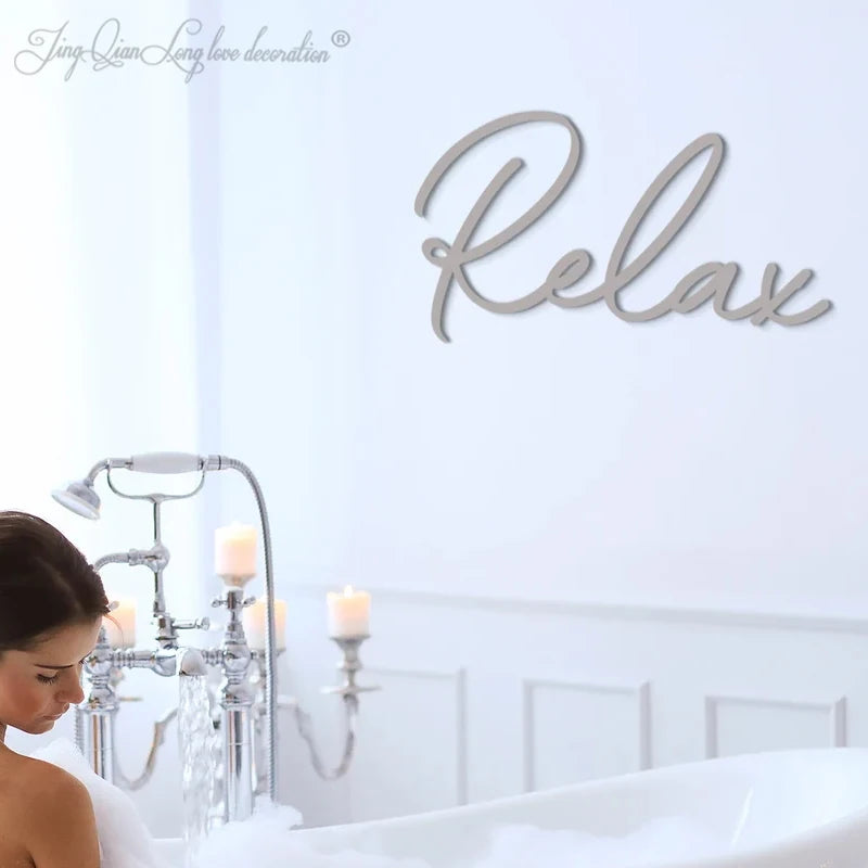 Panneau mural en bois avec texte Relax en gros plan sur fond blanc