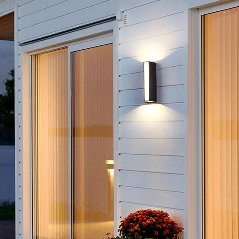 Applique murale LED noire allumée blanc chaud