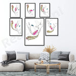 Ensemble abstrait de tableaux aux lignes et formes organiques, avec des touches de couleurs vives.