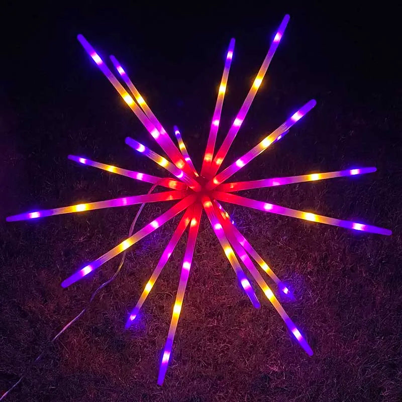 Lumières de Noël extérieures multicolores illuminant un jardin de nuit