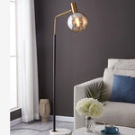 Lampe de chevet cocooning près d'un canapé