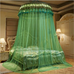 Ce lit est équipé d'un baldaquin décoratif vert menthe, avec des rideaux transparents tombant gracieusement autour du cadre. L'ensemble crée une ambiance romantique et élégante dans cette chambre.