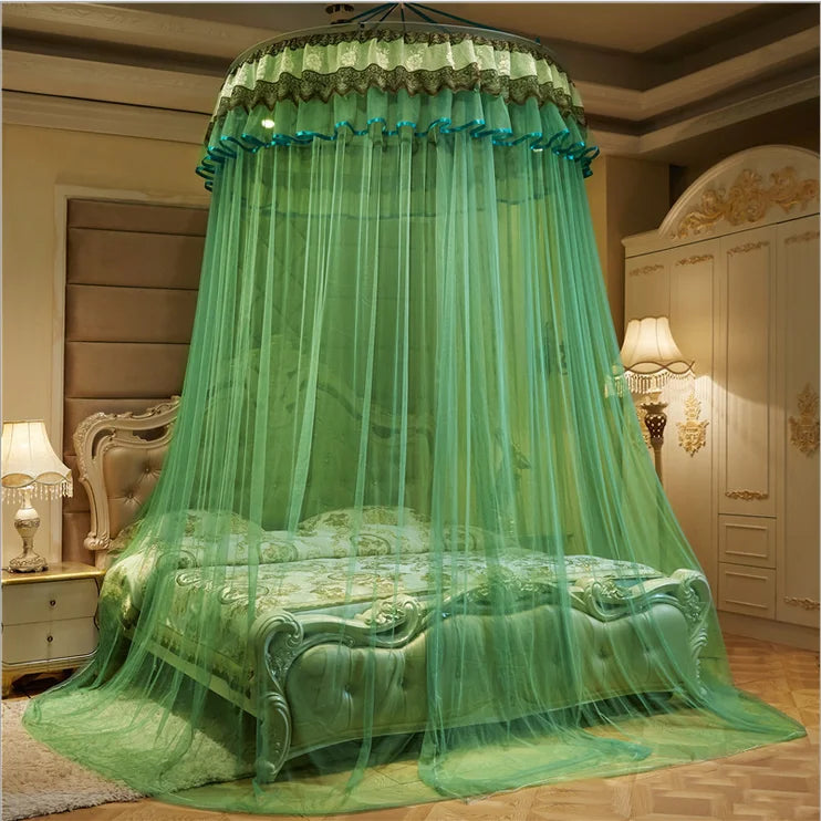 Ce lit est équipé d'un baldaquin décoratif vert menthe, avec des rideaux transparents tombant gracieusement autour du cadre. L'ensemble crée une ambiance romantique et élégante dans cette chambre.