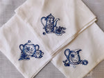 Serviette lin brodée motif théière bleu