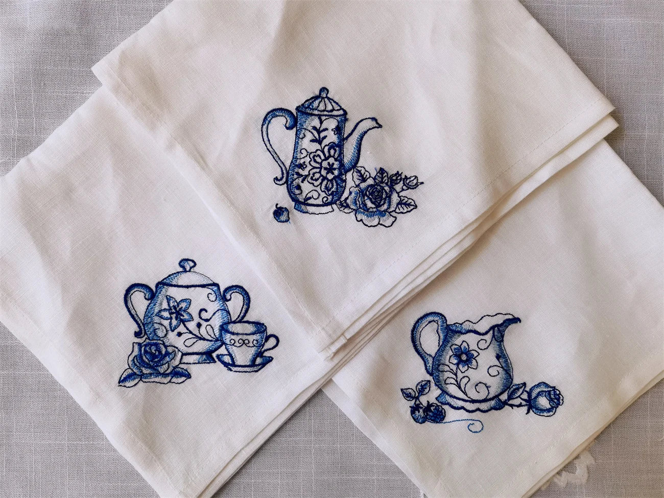Serviette lin brodée motif théière bleu