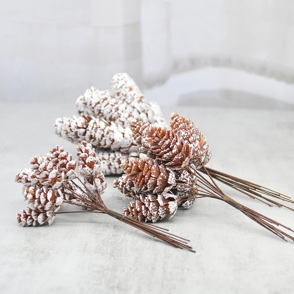 Pommes de pin artificielles dans une couronne de Noël