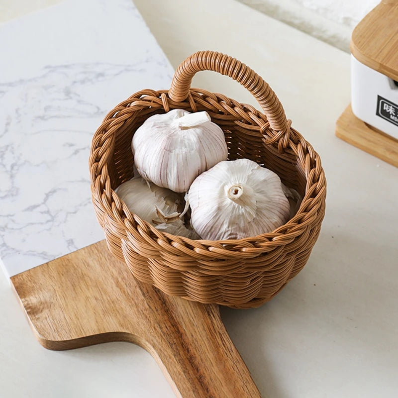 Panier suspendu rotin synthétique rose pour épices