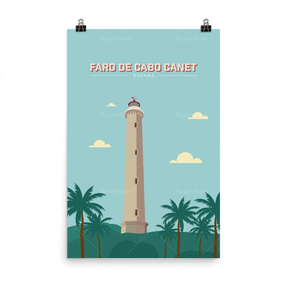 Le phare de Cabo Canet, une structure emblématique sur fond de palmiers, représente un paysage pittoresque d'Espagne.