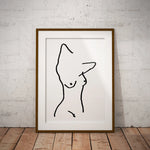 Une silhouette minimaliste d'une figure humaine féminine se détache sur un mur gris.